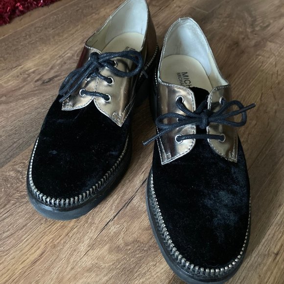 MICHAEL KORS VIVIA LACE-UP OXFORD IN METALLIC SILVER AND BLACK WOMENS 5.5 - Picture 1 of 3